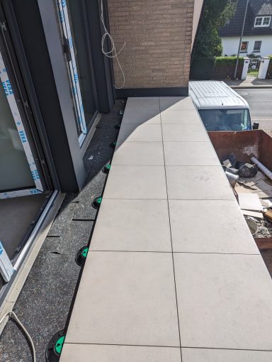 Verlegung auf Stelzenlager